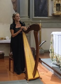Florence Harpist 1 pic 2.jpg